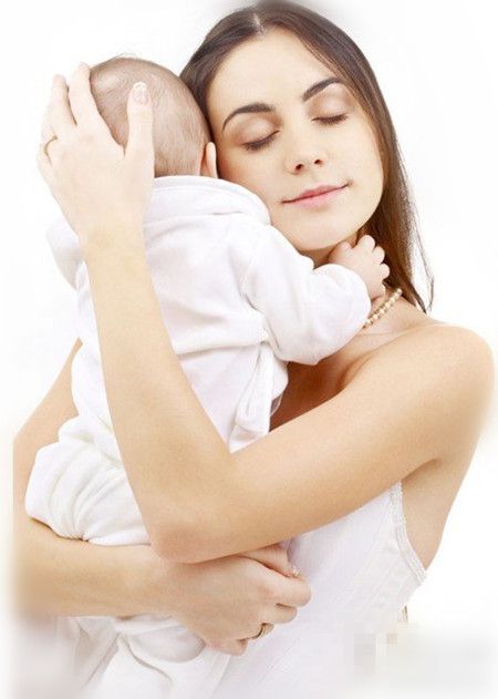宝宝的身体会自由许多,这是属于1~3个月婴儿期的一种运动,而且经常抱